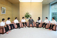 Photograph of the young descendants of former inhabitants of the Northern Territories of Japan paying a courtesy call on the Prime Minister