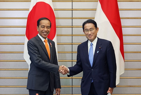 Prime Minister Kishida and President Joko shaking hands