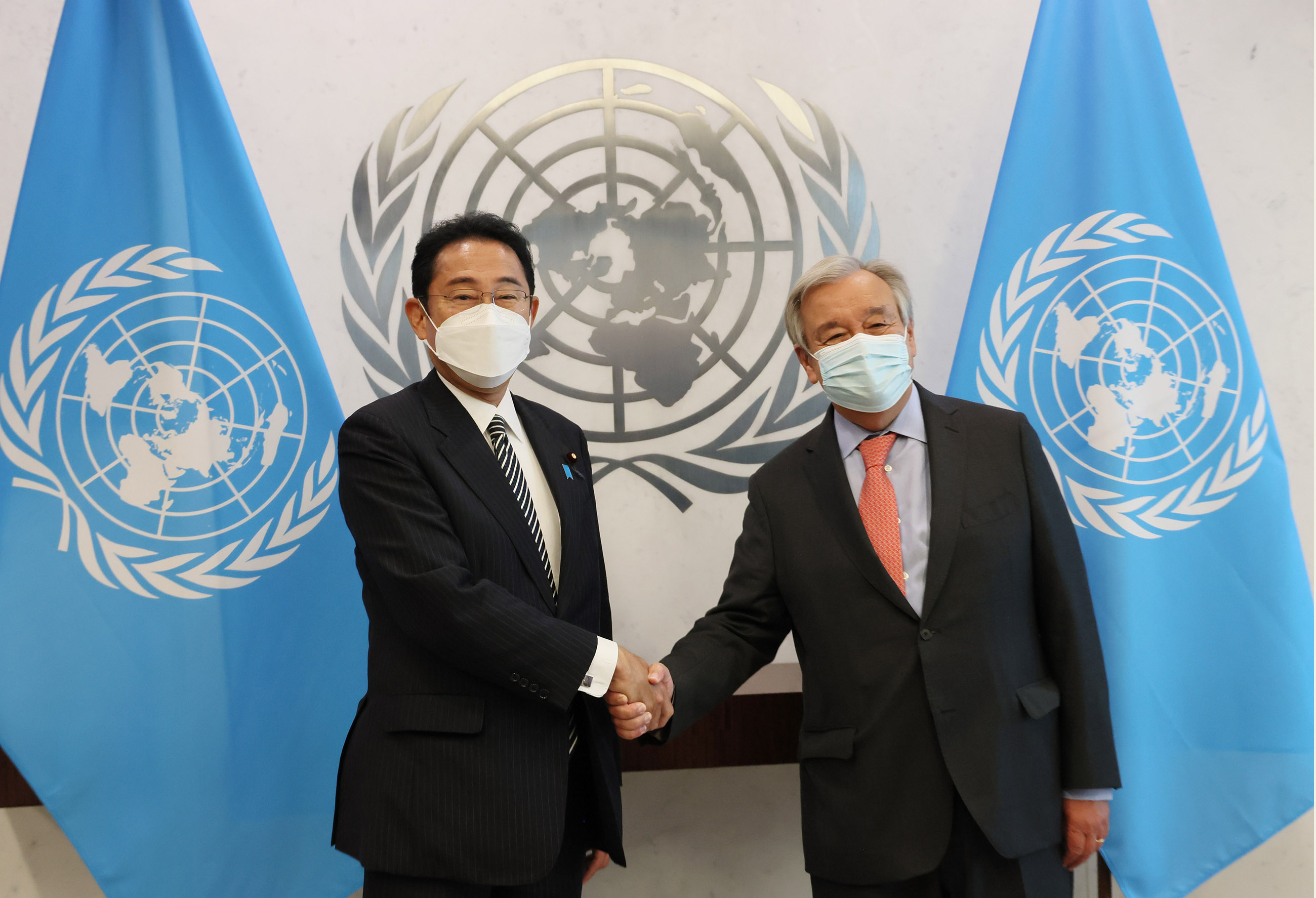 Prime Minister Kishida and UN Secretary-General Guterres shaking hands