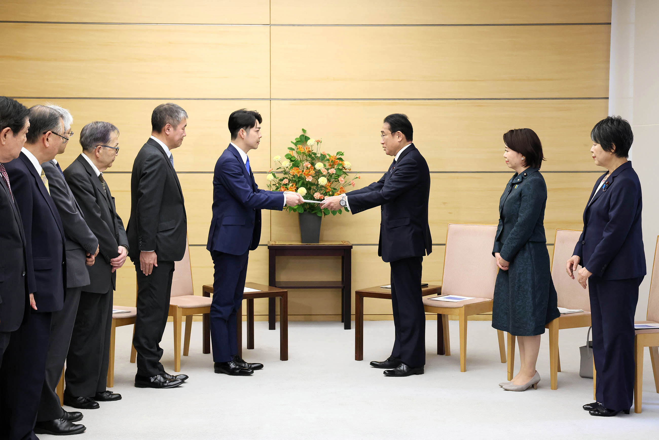 Prime Minister Kishida receiving a request (2)
