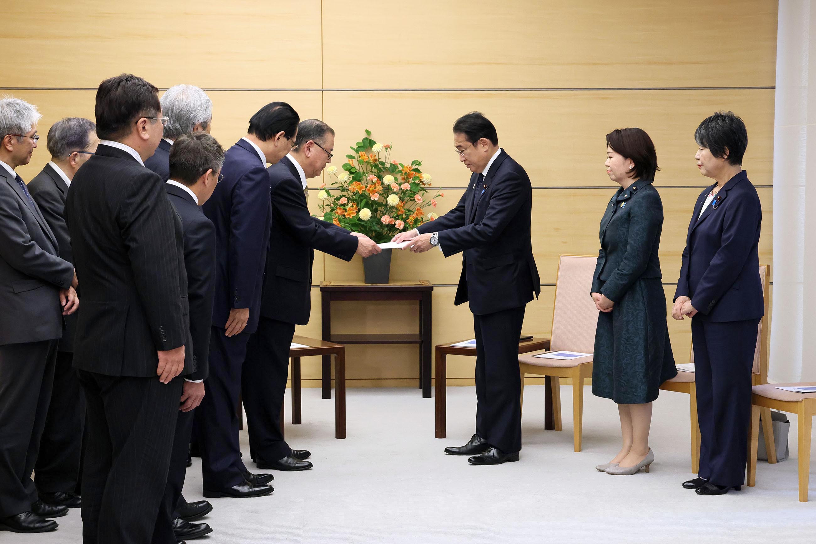Prime Minister Kishida receiving a request (3)