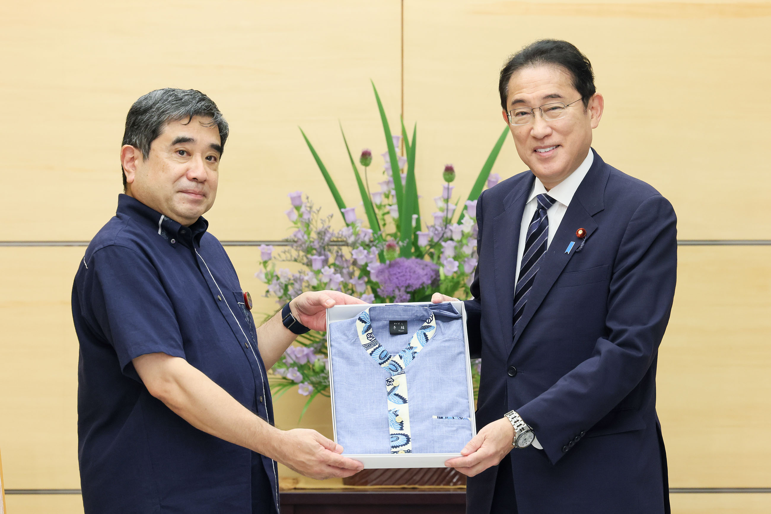 Prime Minister Kishida being presented with Kariyushi wear (2)