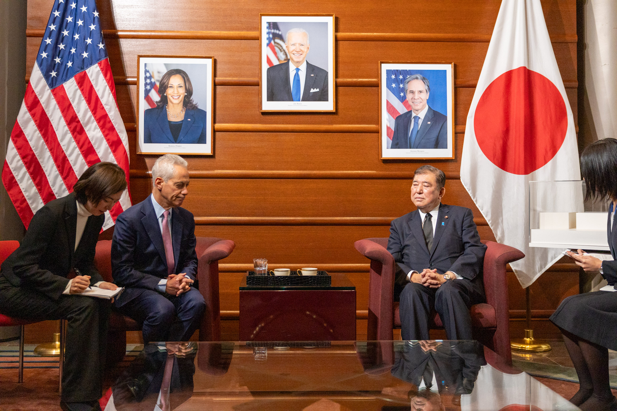 Prime Minister Ishiba offering his condolences (4)