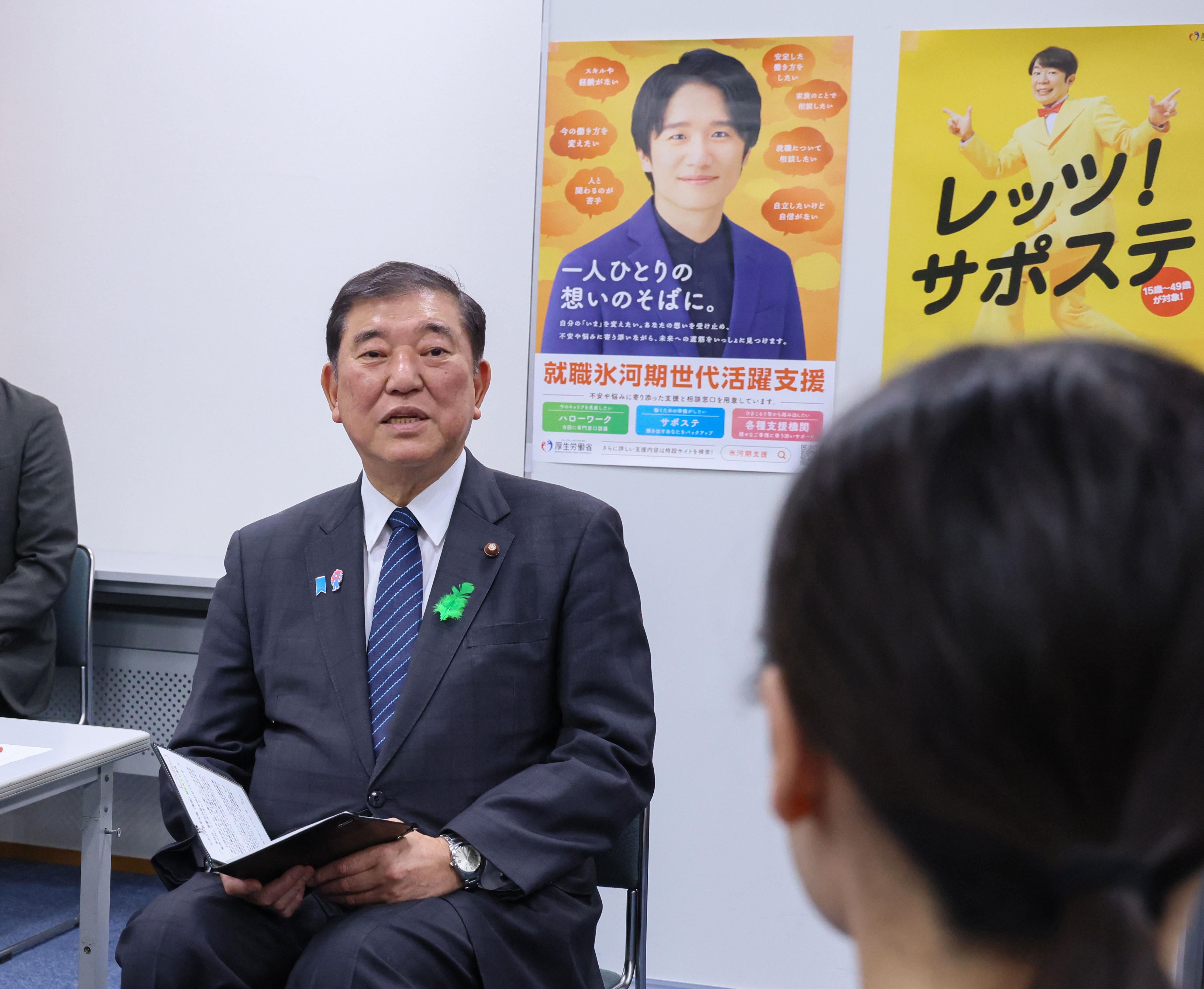 Prime Minister Ishiba holding an exchange of views with users of the station (3)