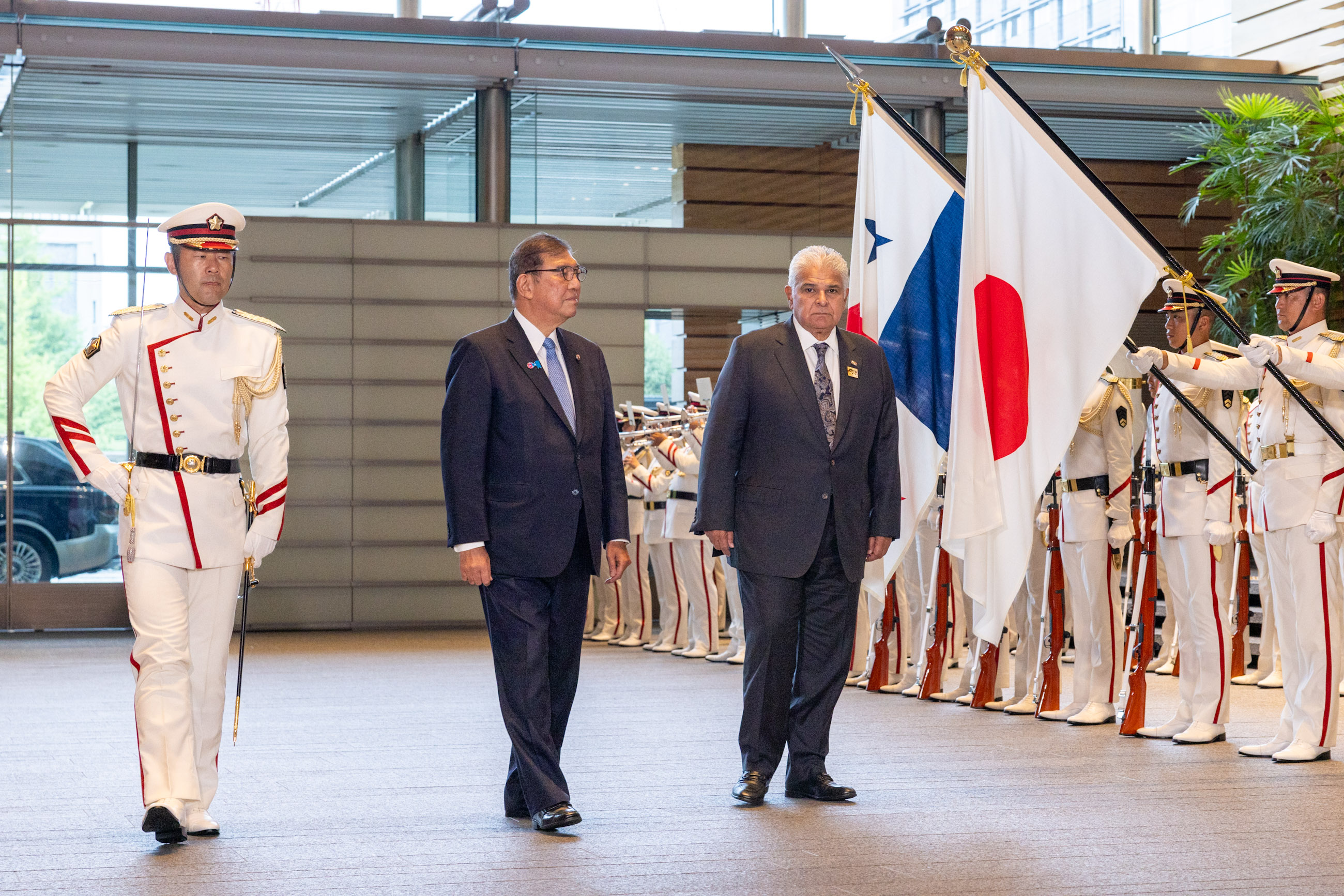 Salute and guard of honor ceremony (3)