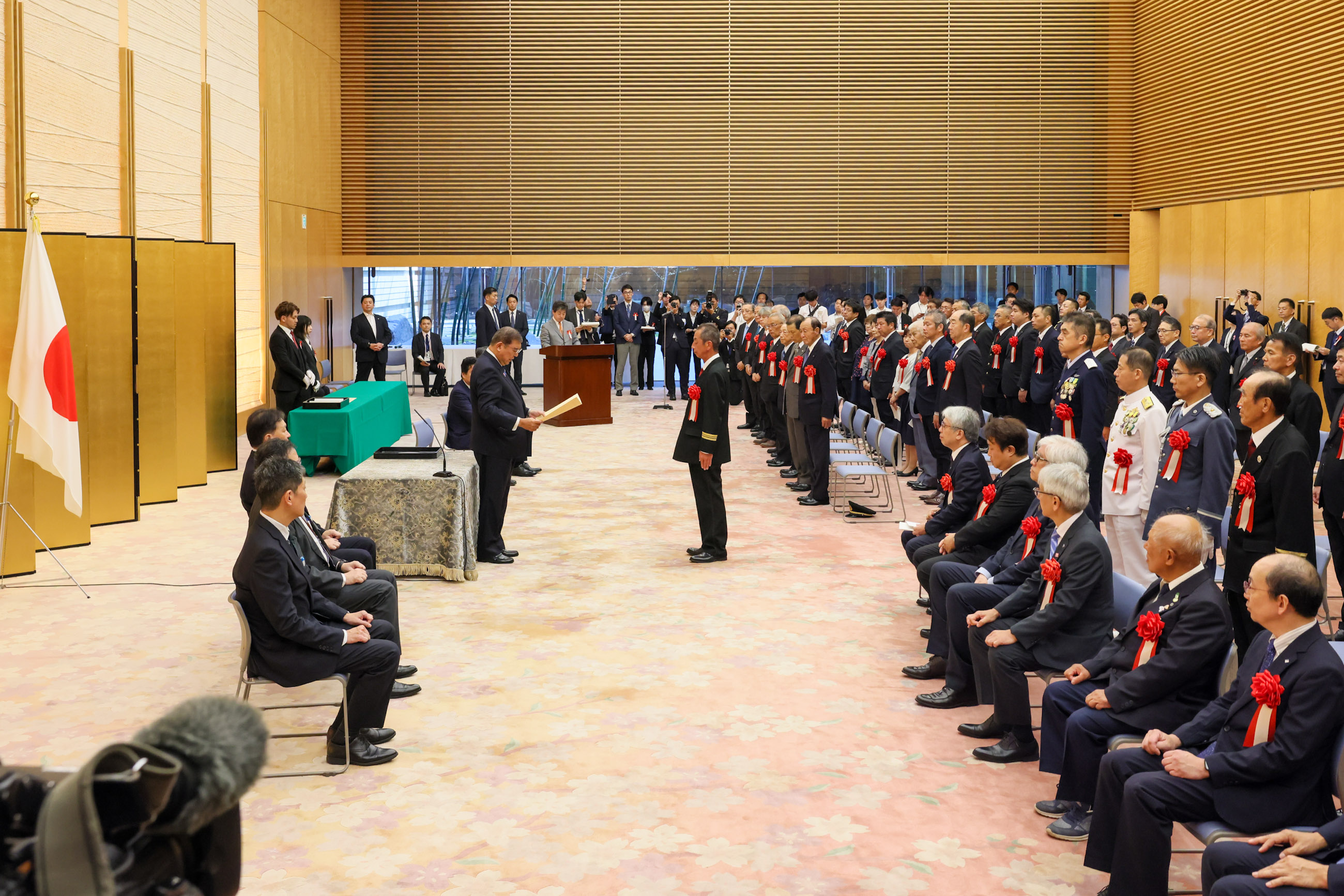 Prime Minister Ishiba presenting a certificate of award (2)