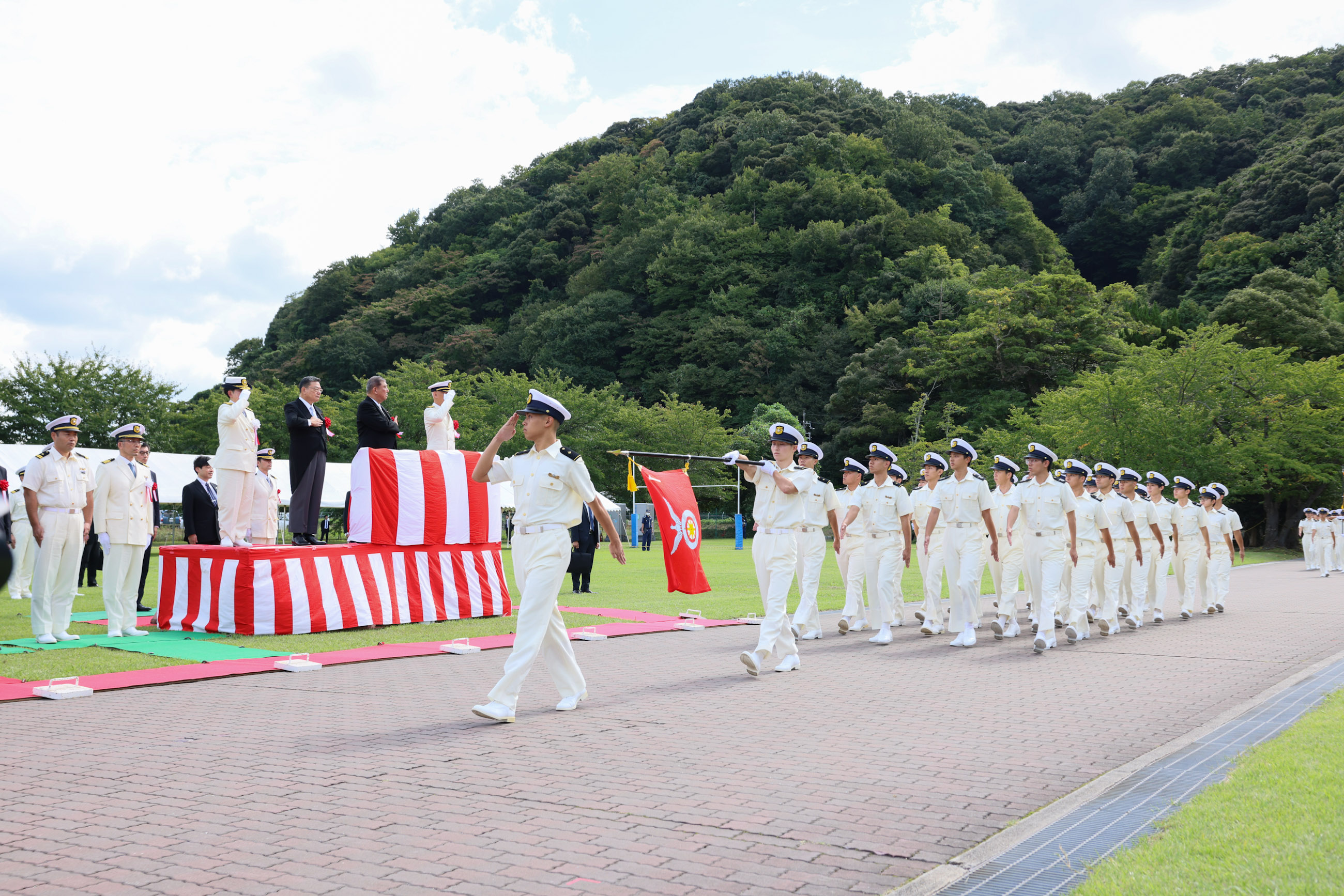 Prime Minister Ishiba observing a procession by student units (2)