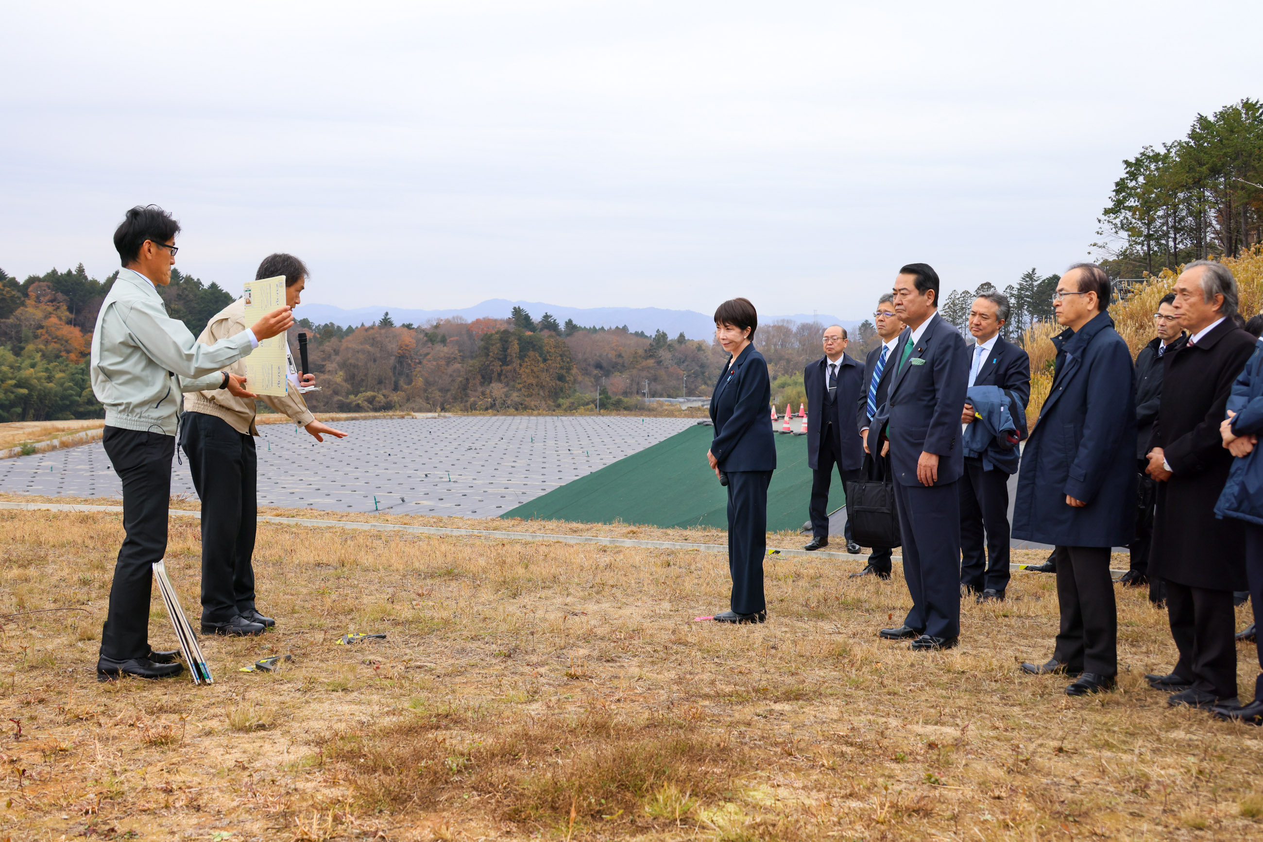 Prime Minister Takaichi observing the soil storage facility (2)