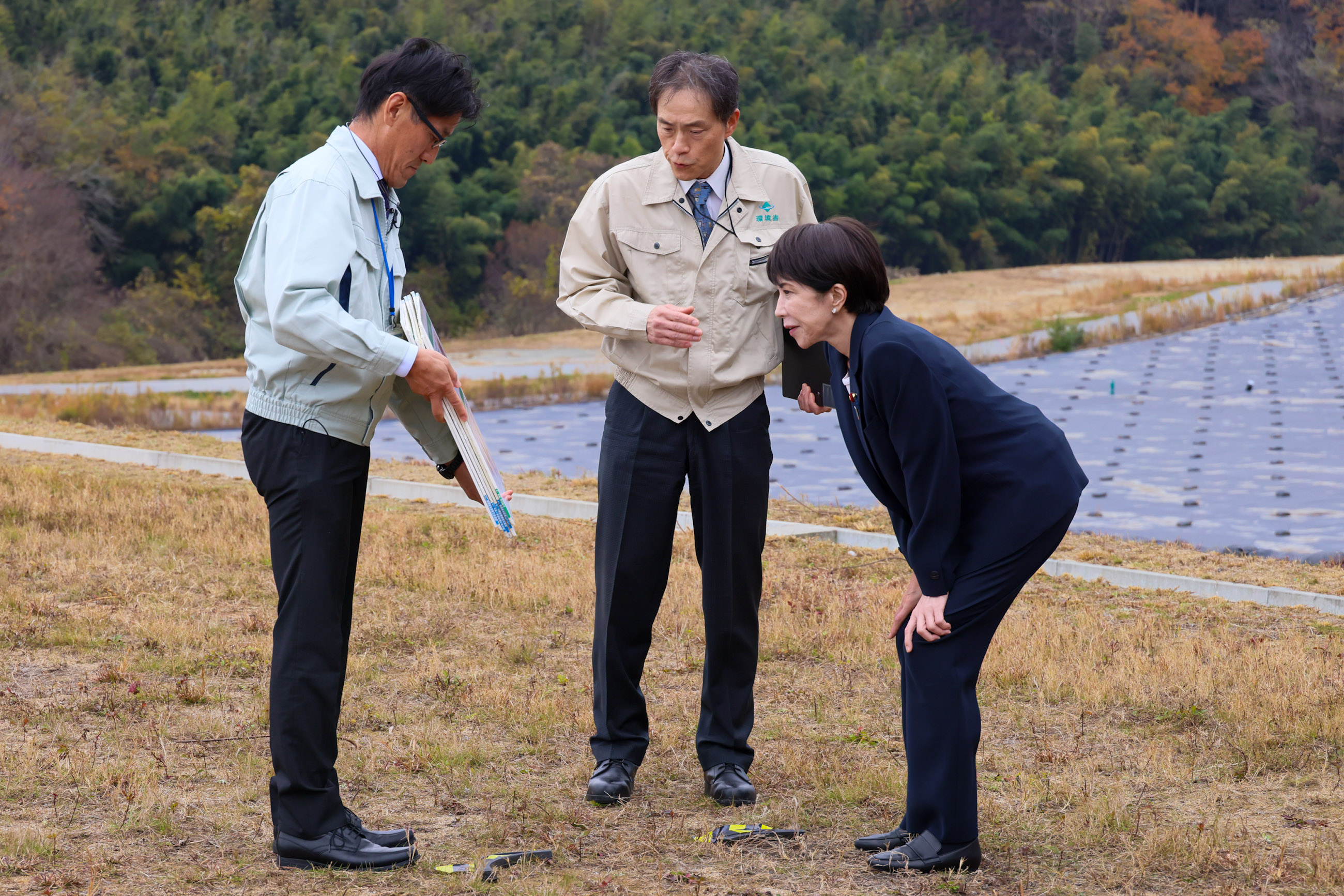 Prime Minister Takaichi observing the soil storage facility (5)