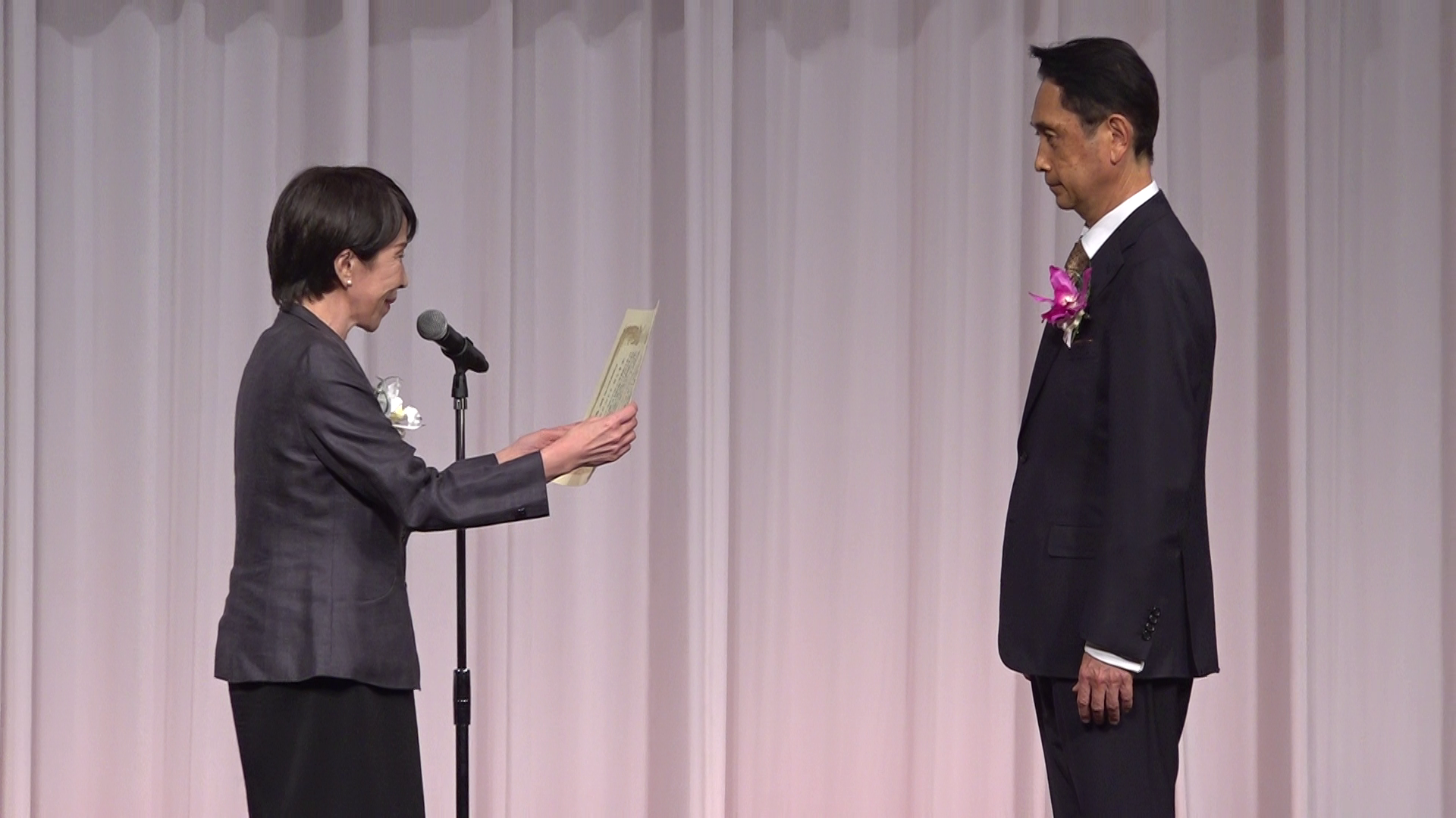 Prime Minister Takaichi presenting the award