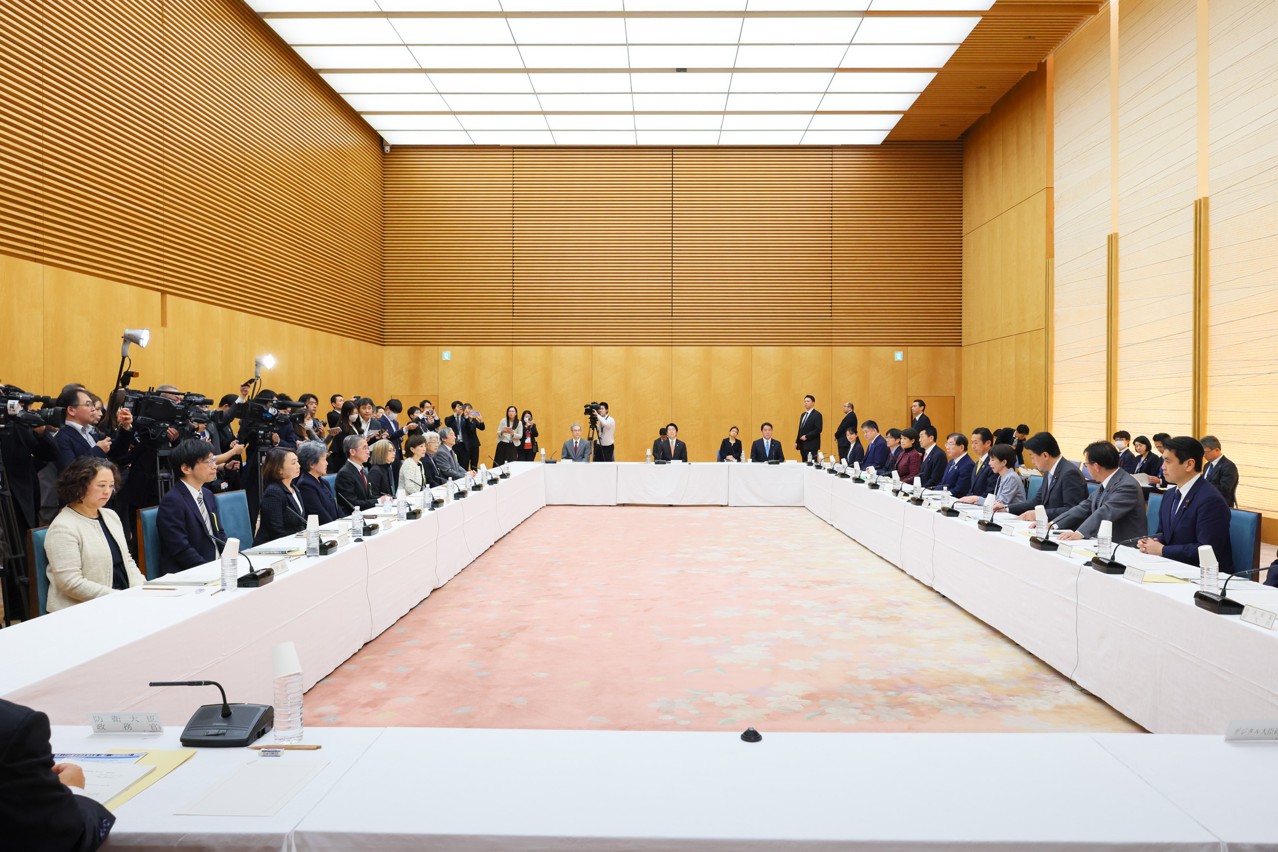 Prime Minister Takaichi wrapping up the meeting (4)