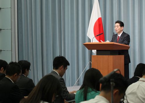 Photograph of Chief Cabinet Secretary Yoshito Sengoku announcing the list of Cabinet members