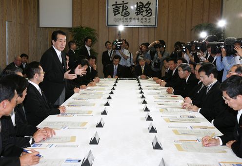 Photograph of the Prime Minister delivering an address at the first meeting of the senior vice-ministers 1