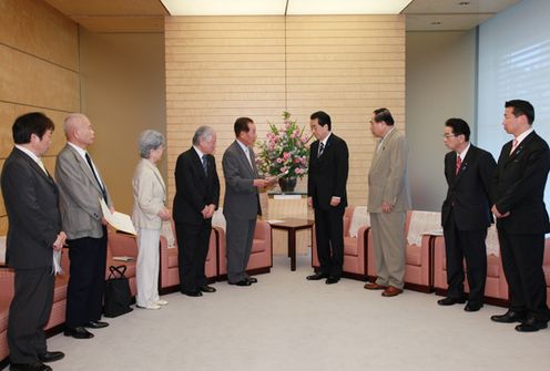 Photograph of the Prime Minister receiving a letter of request from the family members of abductees 2