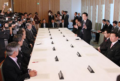 Photograph of the Prime Minister giving instructions to permanent vice-ministers 1