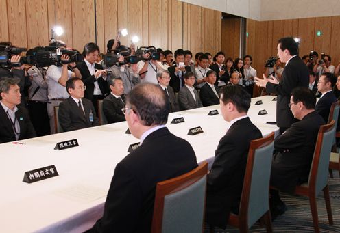 Photograph of the Prime Minister giving instructions to permanent vice-ministers 3