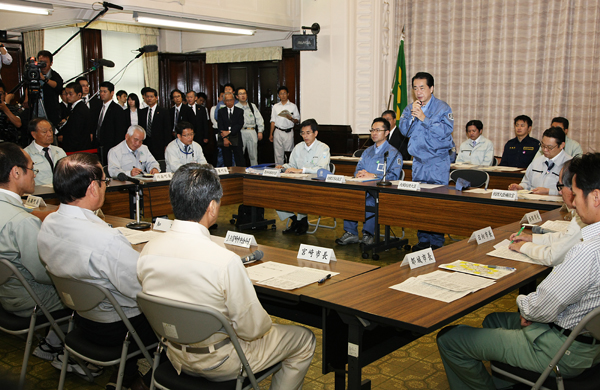 Photograph of the Prime Minister meeting with the Governor of Miyazaki Prefecture, heads of relevant municipalities, and others 2