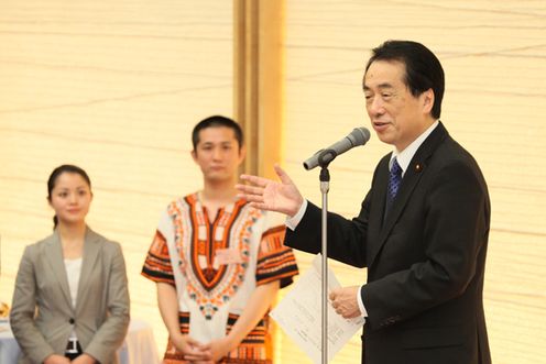 Photograph of the Prime Minister delivering an address at a debriefing session of the JOCV 2