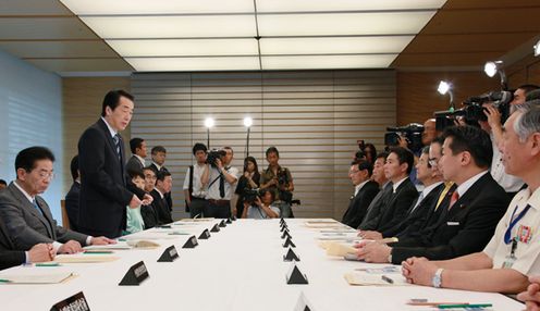 Photograph of the Prime Minister delivering an address at the meeting of the Ministerial Council on the Sinking of the ROK Naval Patrol Vessel