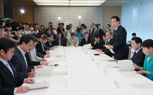 Photograph of the Prime Minister delivering an address at a meeting of the Headquarters against Foot-and-Mouth Disease 1
