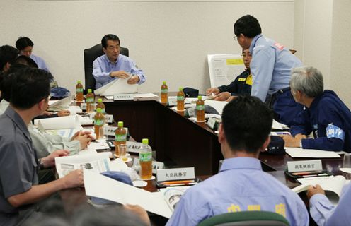 Photograph of the Prime Minister receiving explanations on the status of the disaster at JASDF Gifu Air Base