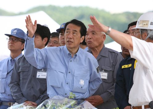 Photograph of the Prime Minister observing the status of the disaster at the site of the landslide