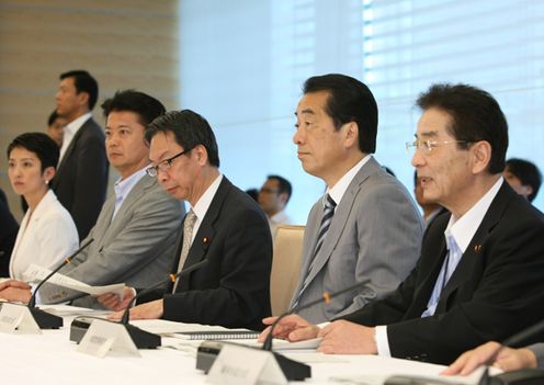 Photograph of the Prime Minister attending the meeting of the Ministerial Council on Monthly Economic Report and Other Relative Issues 1