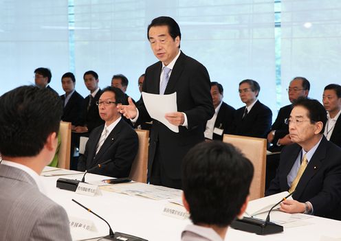 Photograph of the Prime Minister delivering an address at a meeting of the Headquarters for the Promotion of Child and Youth Support 1