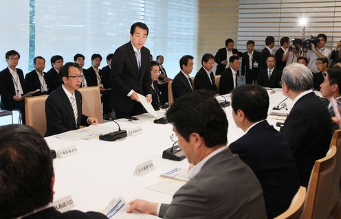 Photograph of the Prime Minister delivering an address at a meeting of the Headquarters for the Promotion of Child and Youth Support 2