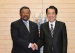 Photograph of Prime Minister Kan shaking hands with Chairperson of the African Union Commission (AUC) Jean Ping