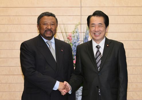 Photograph of Prime Minister Kan shaking hands with Chairperson of the African Union Commission (AUC) Jean Ping
