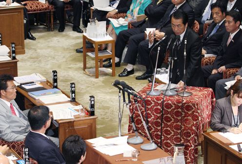 Photograph of the Prime Minister answering questions at a meeting of the Budget Committee of the House of Representatives 1