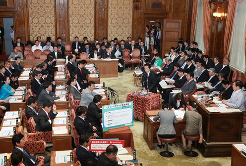 Photograph of the Prime Minister answering questions at a meeting of the Budget Committee of the House of Representatives 3