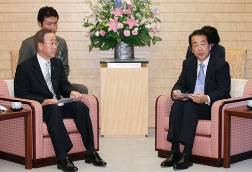 Photograph of Prime Minister Kan holding talks with Secretary-General of the United Nations Ban Ki-moon