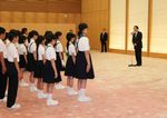 Photograph of the Prime Minister receiving a courtesy call from groups of junior reporters from Okinawa and Hakodate 1