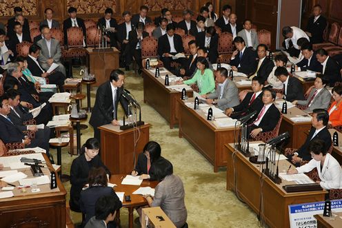 Photograph of the Prime Minister answering questions at a meeting of the Budget Committee of the House of Councillors 3