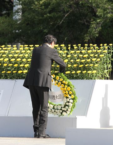 Photograph of the Prime Minister offering flowers at the Hiroshima Peace Memorial Ceremony