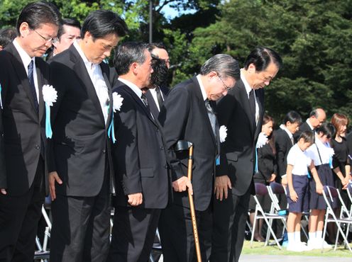 Photograph of the Prime Minister offering a silent prayer at the Hiroshima Peace Memorial Ceremony