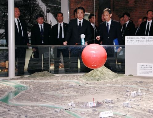 Photograph of the Prime Minister visiting the Hiroshima Peace Memorial Museum