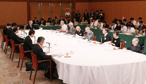 Photograph of the Prime Minister attending a meeting to listen to requests by representatives of atomic bomb victims