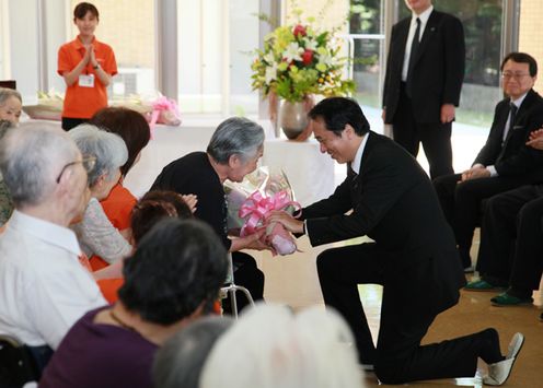 Photograph of the Prime Minister visiting a nursing home for atomic bomb survivors 2