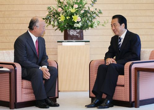Photograph of the Prime Minister holding talks with IAEA Director General Yukiya Amano