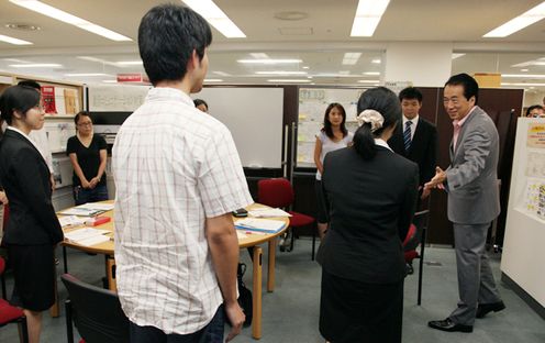 Photograph of the Prime Minister speaking with people attending a seminar for new graduates at Kyoto Job Park