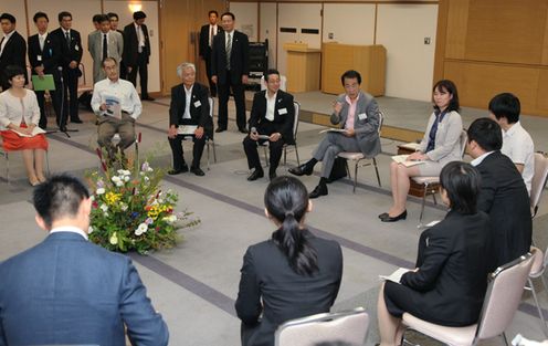 Photograph of the Prime Minister attending a conversation with visitors and staff of Kyoto Job Park