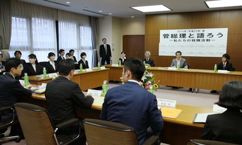 Photograph of the Prime Minister attending a conversation with prospective graduates and staff at Kyoto University of Foreign Studies 1