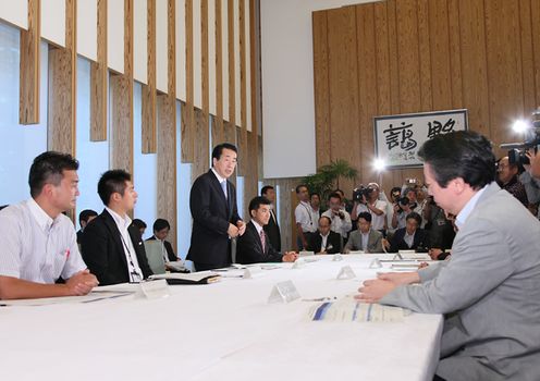 Photograph of the Prime Minister delivering an address at the meeting of the Task Force Team for the Employment of New Graduates 2