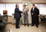 Photograph of the Prime Minister visiting the Himeji Offenders Rehabilitation Activities Support Center