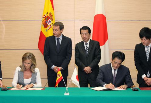Photograph of the leaders attending the signing ceremony for the Japan-Spain Science and Technology Cooperation Agreement