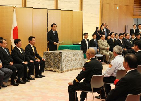 Photograph of the Prime Minister delivering an address at the ceremony to present the Prime Minister's Commendation to contributors for disaster prevention