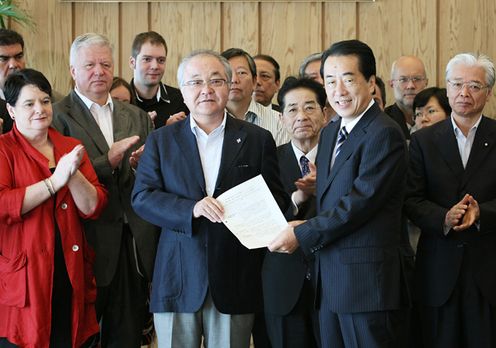 Photograph of the Prime Minister receiving a statement from President of RENGO (Japanese Trade Union Confederation) Nobuaki Koga